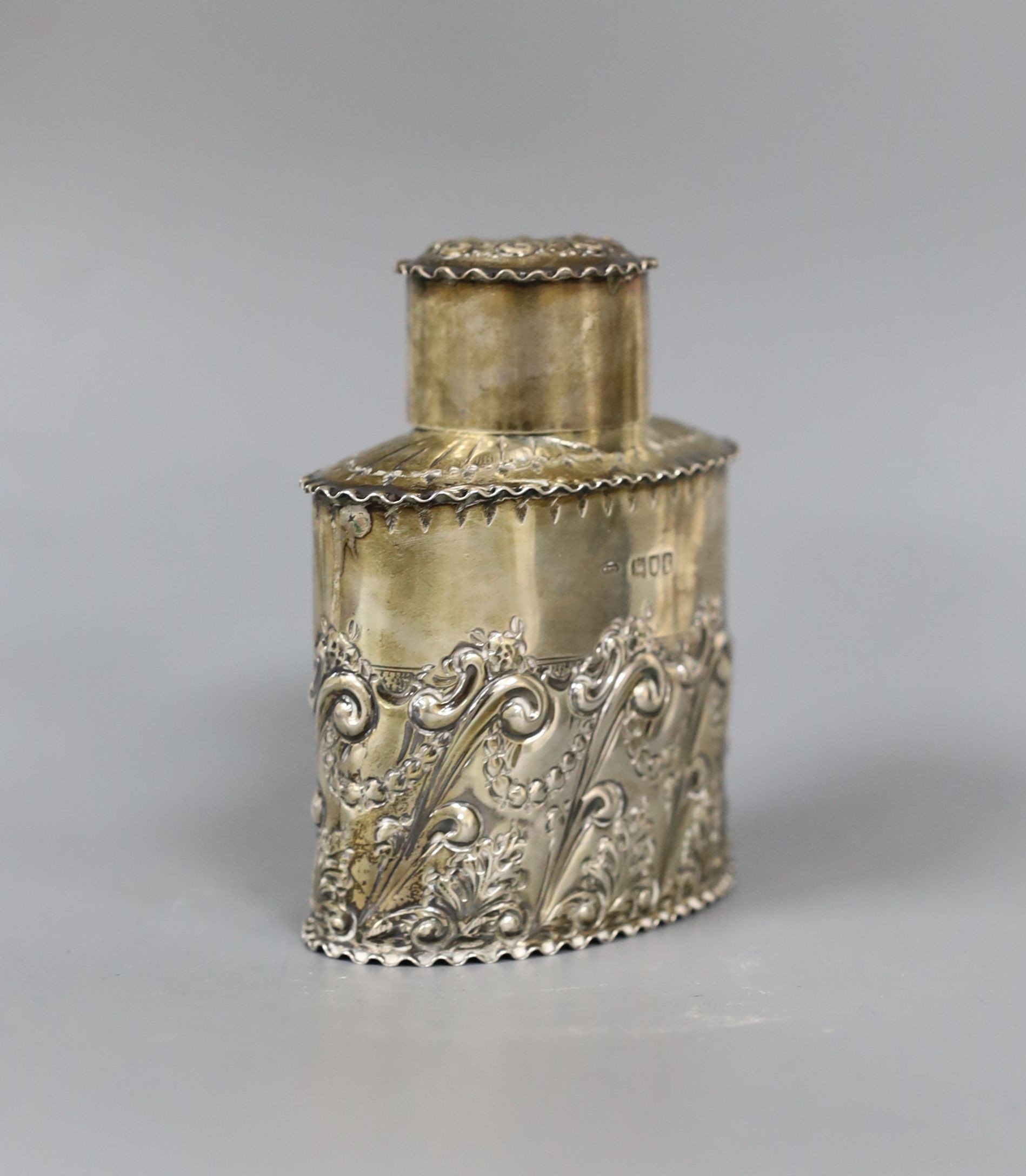 An Edwardian repousse silver oval tea caddy, Sibray, Hall & Co Ltd, London, 1901, height 10.1cm, 129 grams.